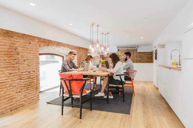 Hommes et femmes travaillant au bureau