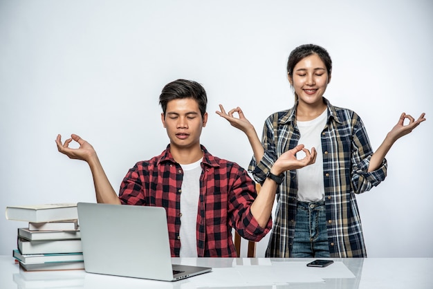 Les Hommes Et Les Femmes Utilisent Des Ordinateurs Portables Au Bureau Et Font Des Signes De Main Ok.