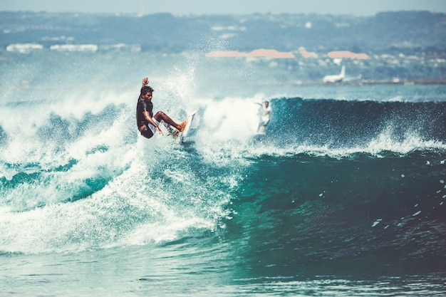 Photo gratuite les hommes et les filles surfent