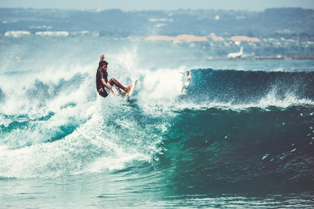 les hommes et les filles surfent