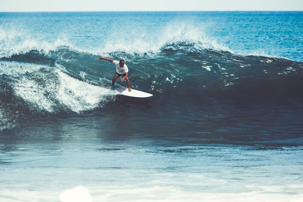 les hommes et les filles surfent