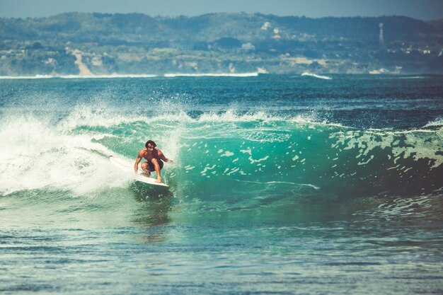 les hommes et les filles surfent