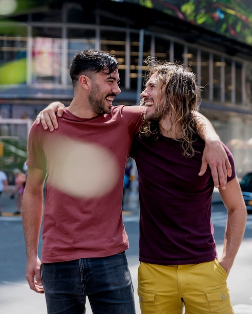 Photo gratuite hommes de la fraternité marchant dans les rues