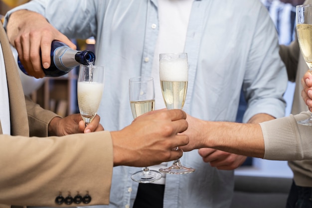 Photo gratuite hommes heureux à l'enterrement de vie de garçon buvant de l'alcool