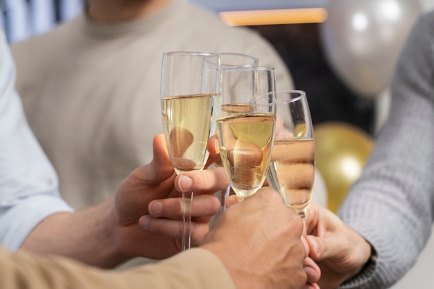 Hommes heureux à l'enterrement de vie de garçon buvant de l'alcool