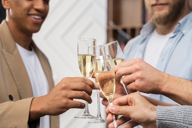 Hommes heureux à l'enterrement de vie de garçon buvant de l'alcool