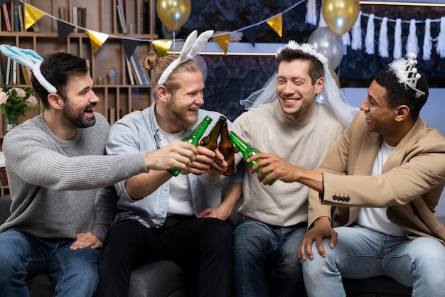 Hommes heureux à l'enterrement de vie de garçon