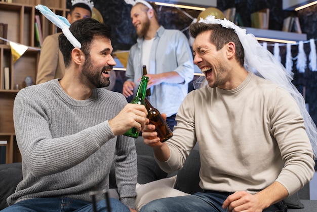 Photo gratuite hommes heureux à l'enterrement de vie de garçon