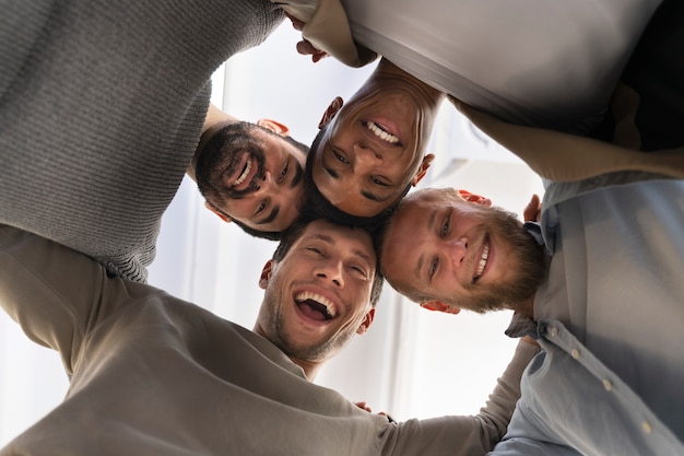 Hommes heureux à l'enterrement de vie de garçon