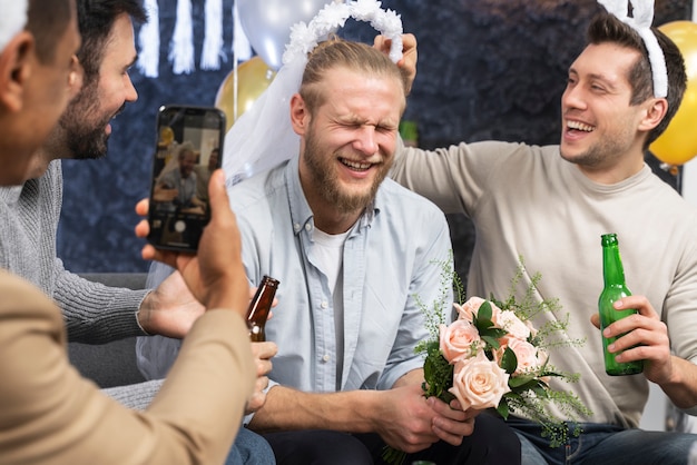 Photo gratuite hommes heureux à l'enterrement de vie de garçon