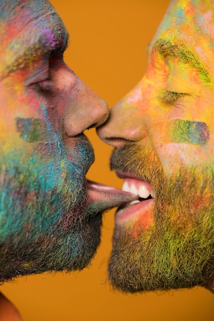 Hommes homosexuels peints artistiques s&#39;embrassant dans les lèvres