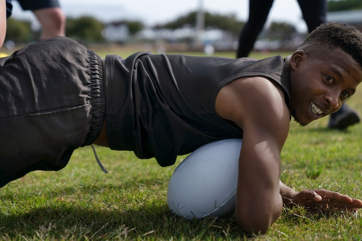 Photo gratuit hommes jouant au rugby sur le terrain