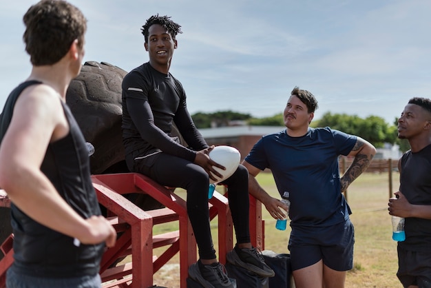 Photo gratuite hommes jouant au rugby sur le terrain