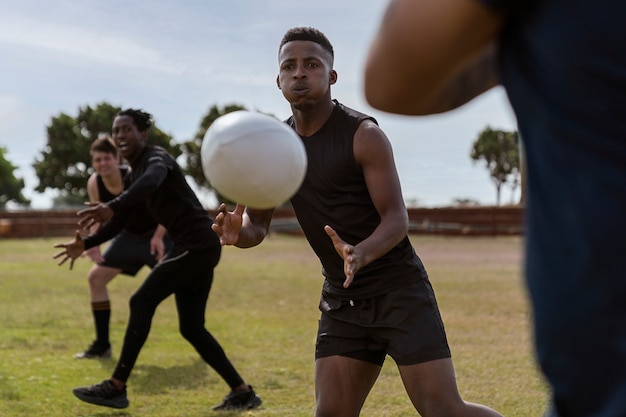 Photo gratuite hommes jouant au rugby sur le terrain