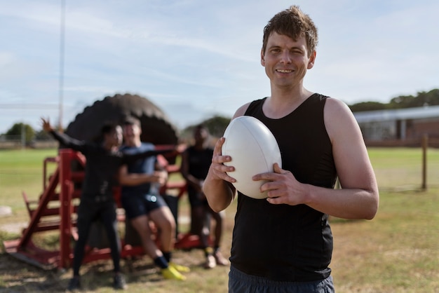 Photo gratuite hommes jouant au rugby sur le terrain