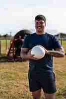 Photo gratuite hommes jouant au rugby sur le terrain