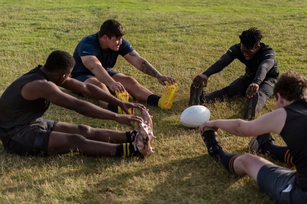 Hommes jouant au rugby sur le terrain