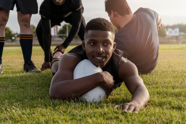 Photo gratuite hommes jouant au rugby sur le terrain