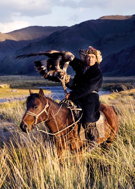 Les hommes kazakhs chassent traditionnellement les renards et les loups en utilisant des aigles royaux entraînés. Olgei, Mongolie occidentale.