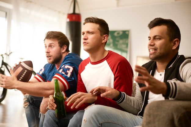 Hommes malheureux en regardant le football américain