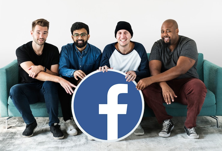 Photo gratuit hommes montrant une icône facebook