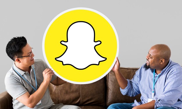 Hommes montrant une icône Snapchat