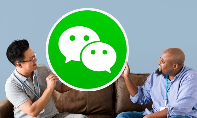 Hommes montrant une icône WeChat