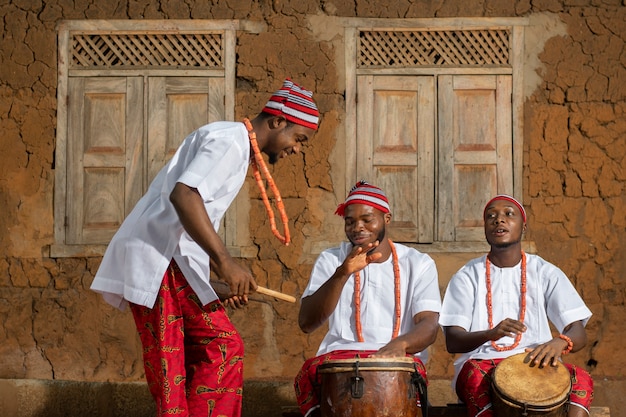 Hommes nigérians de plan moyen faisant de la musique