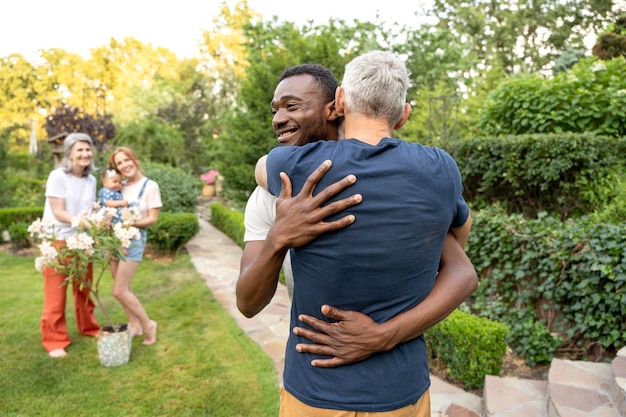 Hommes de plan moyen s'embrassant