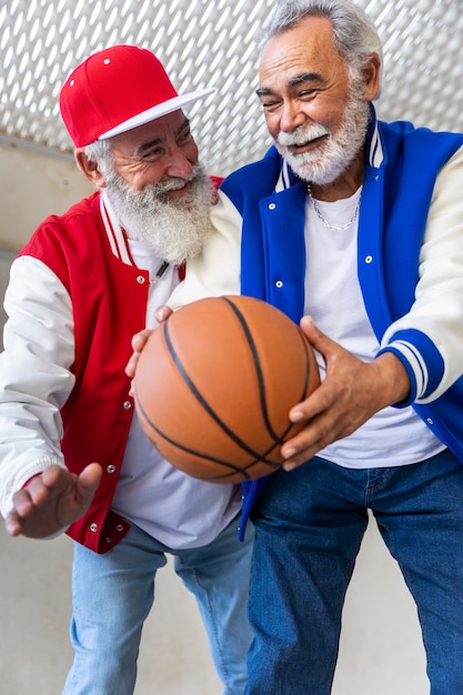 Photo gratuite hommes portant une veste universitaire