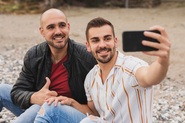 Photo gratuite hommes prenant selfie
