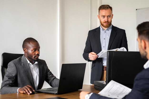 Hommes professionnels discutant d'idées