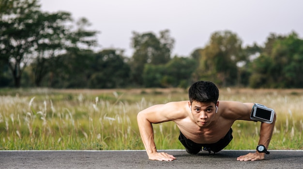 Les hommes qui ont enlevé les chemises avaient des muscles qui remontaient les rues.