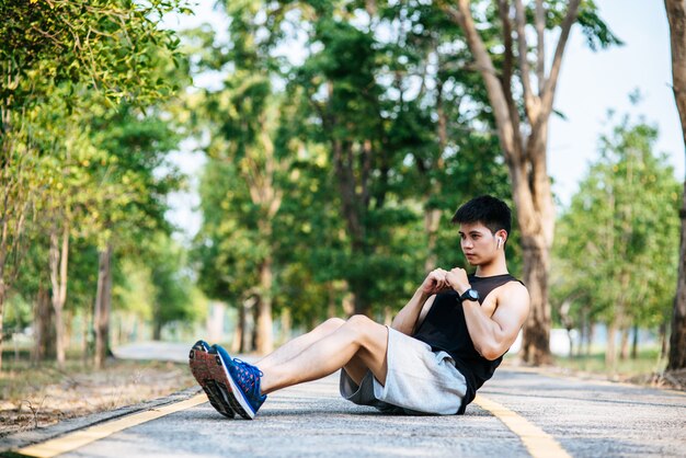 Les hommes s'échauffent avant et après l'exercice