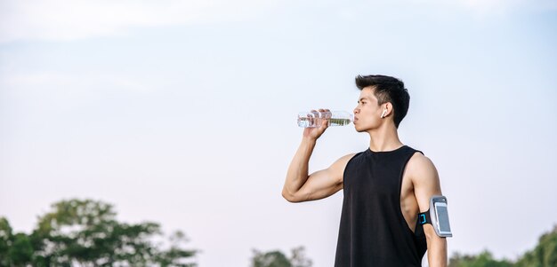 Les hommes se lèvent pour boire de l'eau après l'exercice