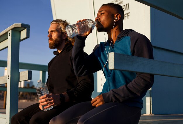 Les hommes se préparent pour le sport la nuit