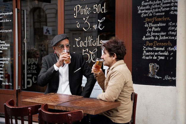 Hommes seniors à coup moyen au bistro avec boissons