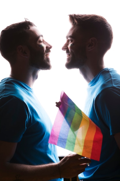 Hommes souriants avec drapeau LGBT