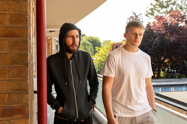 Photo gratuite hommes de tir moyen dans les banlieues