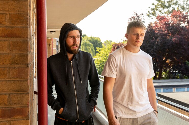 Photo gratuit hommes de tir moyen dans les banlieues