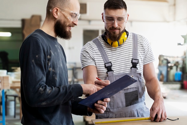 Photo gratuite hommes travaillant sur la découpe de panneaux mdf