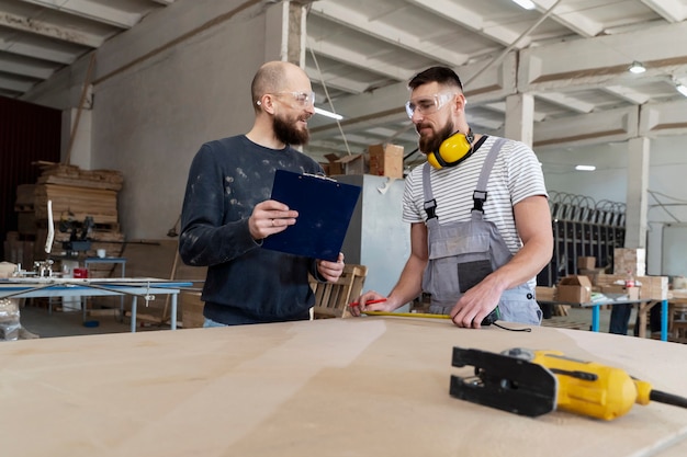 Hommes travaillant sur la découpe de panneaux mdf