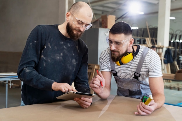 Photo gratuite hommes travaillant sur la découpe de panneaux mdf