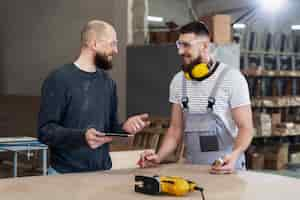 Photo gratuite hommes travaillant sur la découpe de panneaux mdf