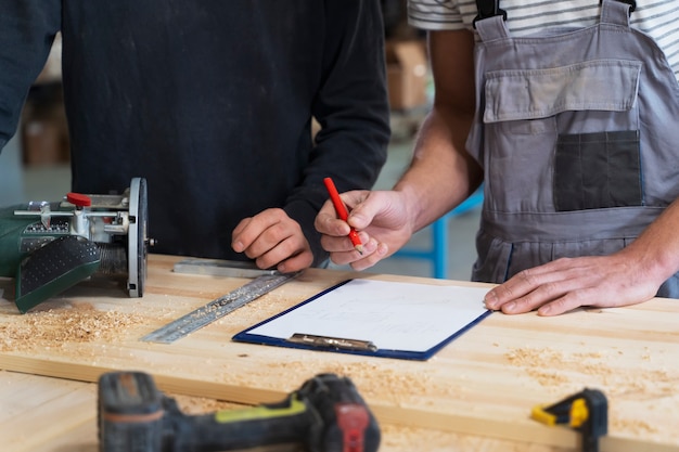 Hommes travaillant sur la découpe de panneaux mdf