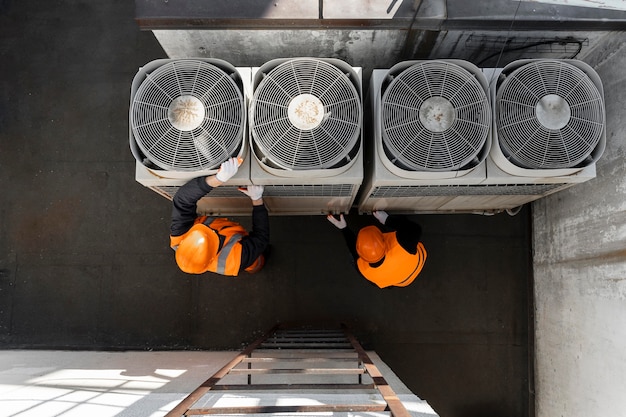 Hommes travaillant avec un équipement full shot