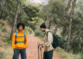 Photo gratuite hommes, trekking, dans, nature