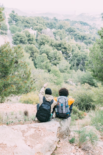 Hommes, trekking, dans, nature