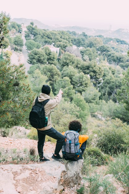 Hommes, trekking, dans, nature