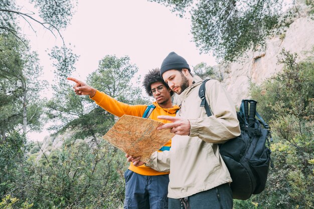 Hommes, trekking, dans, nature